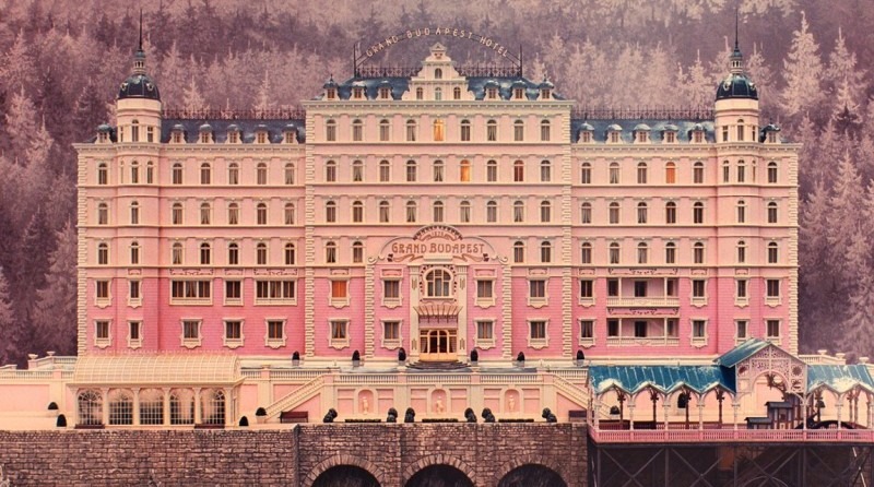 Filme “O Grande Hotel Budapeste” chama atenção por seu apelo visual e personagens excêntricos