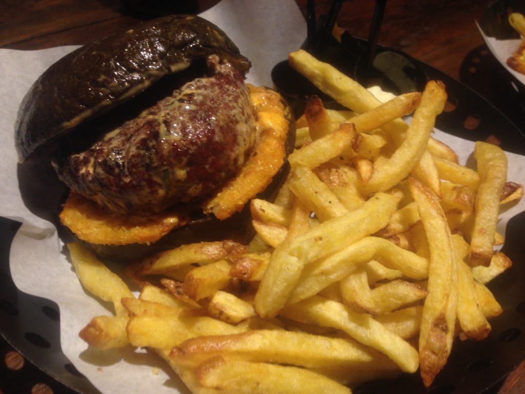 Burger Table traz neste mês hambúrguer no pão preto