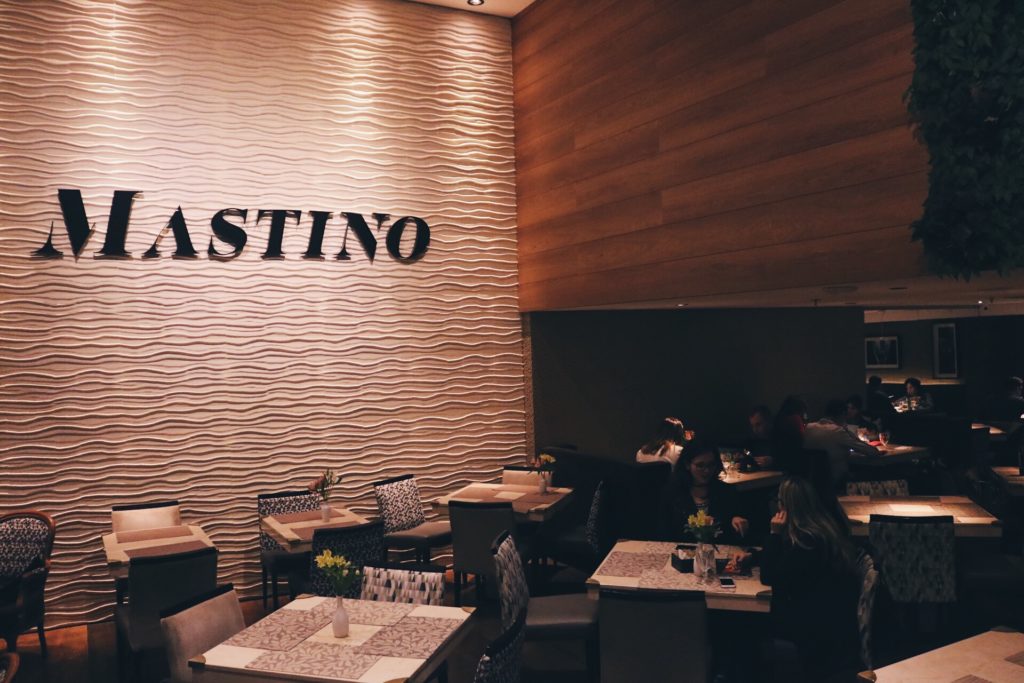Restaurante Mastino se destaca em meio as lojas de shopping