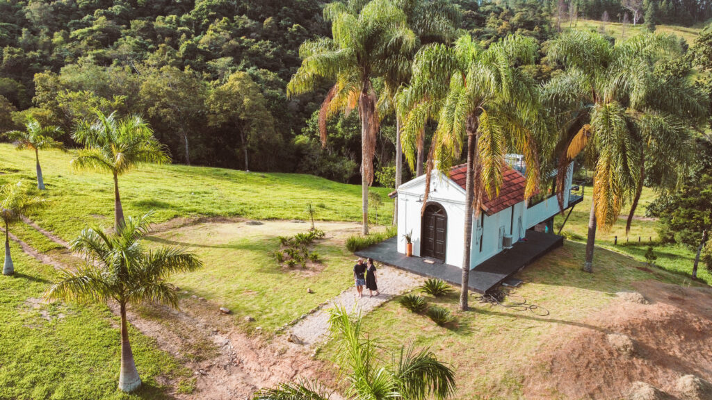 Hospedagem em capela centenária na Fazenda Santa Esther